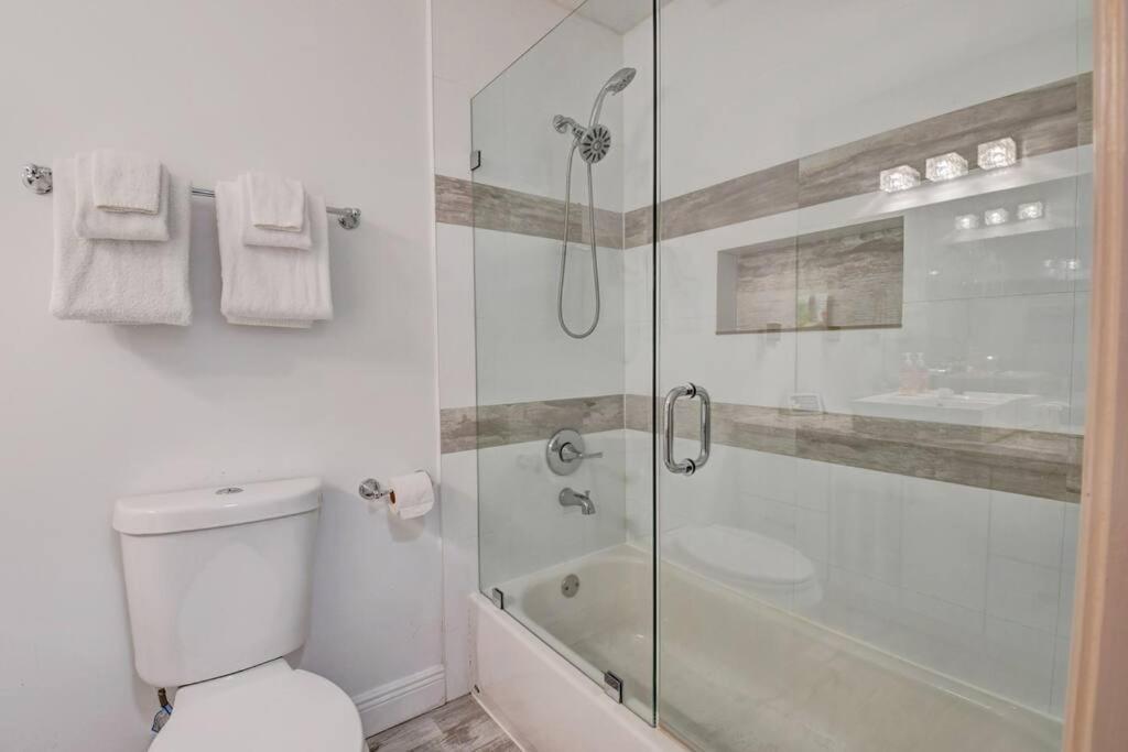 5 Bedroom Mansion With Pool And Non-heated Jacuzzi Games In Boynton *