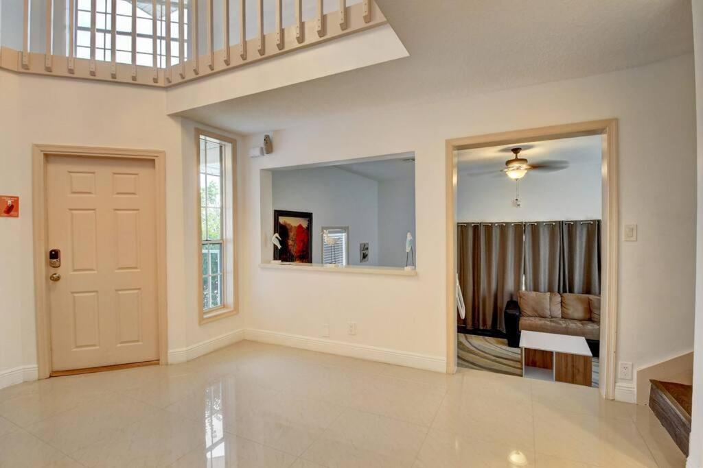 5 Bedroom Mansion With Pool And Non-heated Jacuzzi Games In Boynton