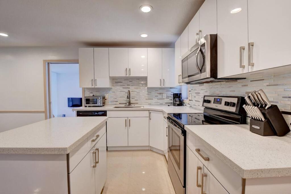 5 Bedroom Mansion With Pool And Non-heated Jacuzzi Games In Boynton Holiday home *