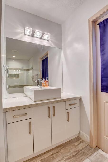 5 Bedroom Mansion With Pool And Non-heated Jacuzzi Games In Boynton Holiday home Boynton Beach