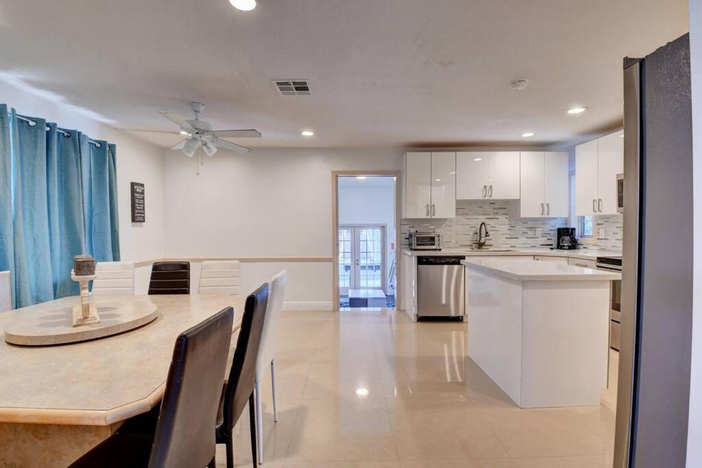 5 Bedroom Mansion With Pool And Non-heated Jacuzzi Games In Boynton Holiday home Boynton Beach