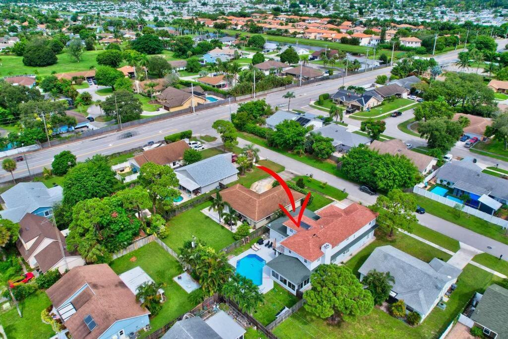 5 Bedroom Mansion With Pool And Non-heated Jacuzzi Games In Boynton