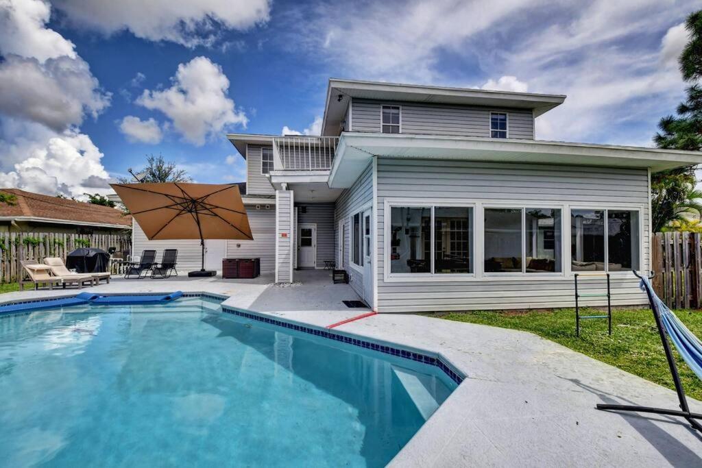 5 Bedroom Mansion With Pool And Non-heated Jacuzzi Games In Boynton
