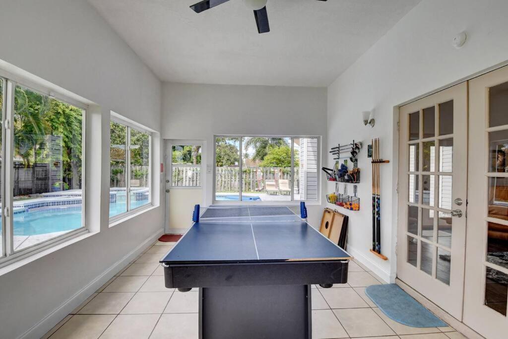 5 Bedroom Mansion With Pool And Non-heated Jacuzzi Games In Boynton Holiday home Boynton Beach