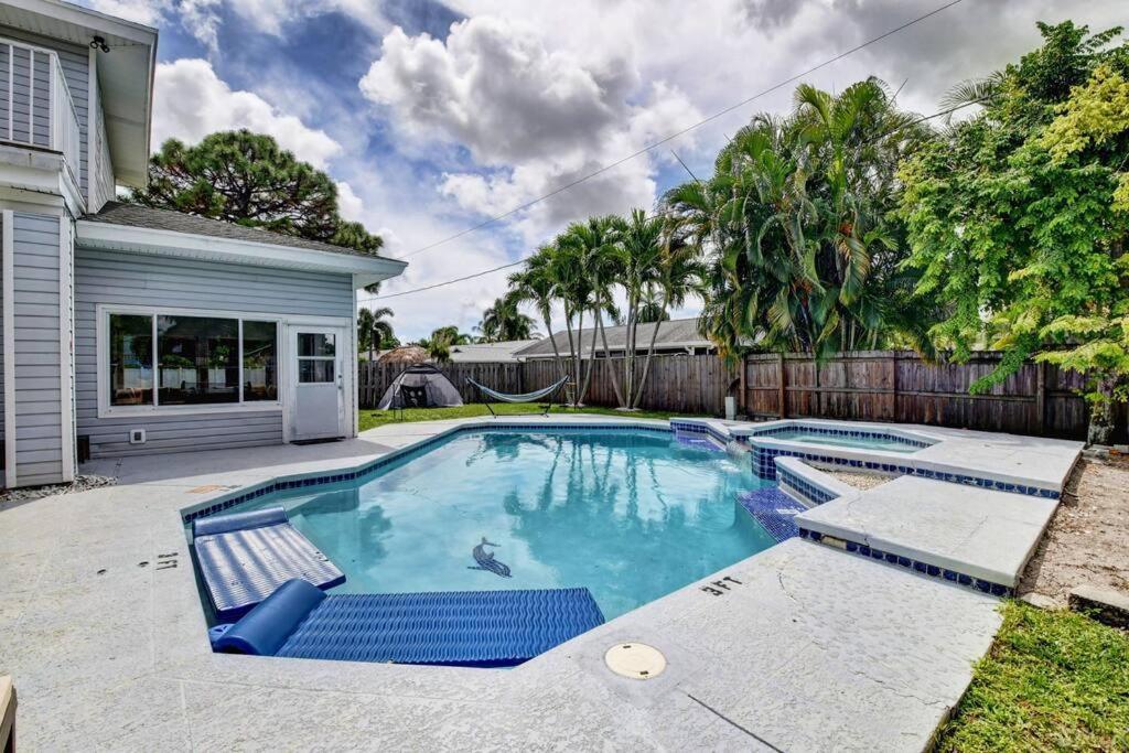 5 Bedroom Mansion With Pool And Non-heated Jacuzzi Games In Boynton * Boynton Beach