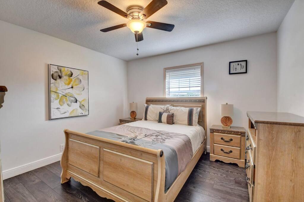 5 Bedroom Mansion With Pool And Non-heated Jacuzzi Games In Boynton Holiday home Boynton Beach