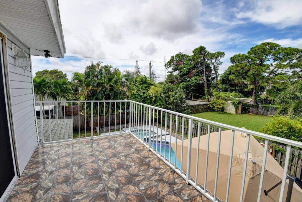 5 Bedroom Mansion With Pool And Non-heated Jacuzzi Games In Boynton Holiday home