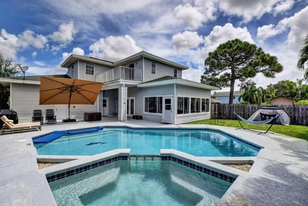 5 Bedroom Mansion With Pool And Non-heated Jacuzzi Games In Boynton Holiday home