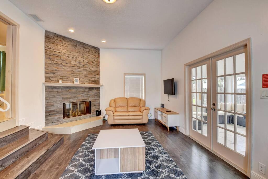 5 Bedroom Mansion With Pool And Non-heated Jacuzzi Games In Boynton