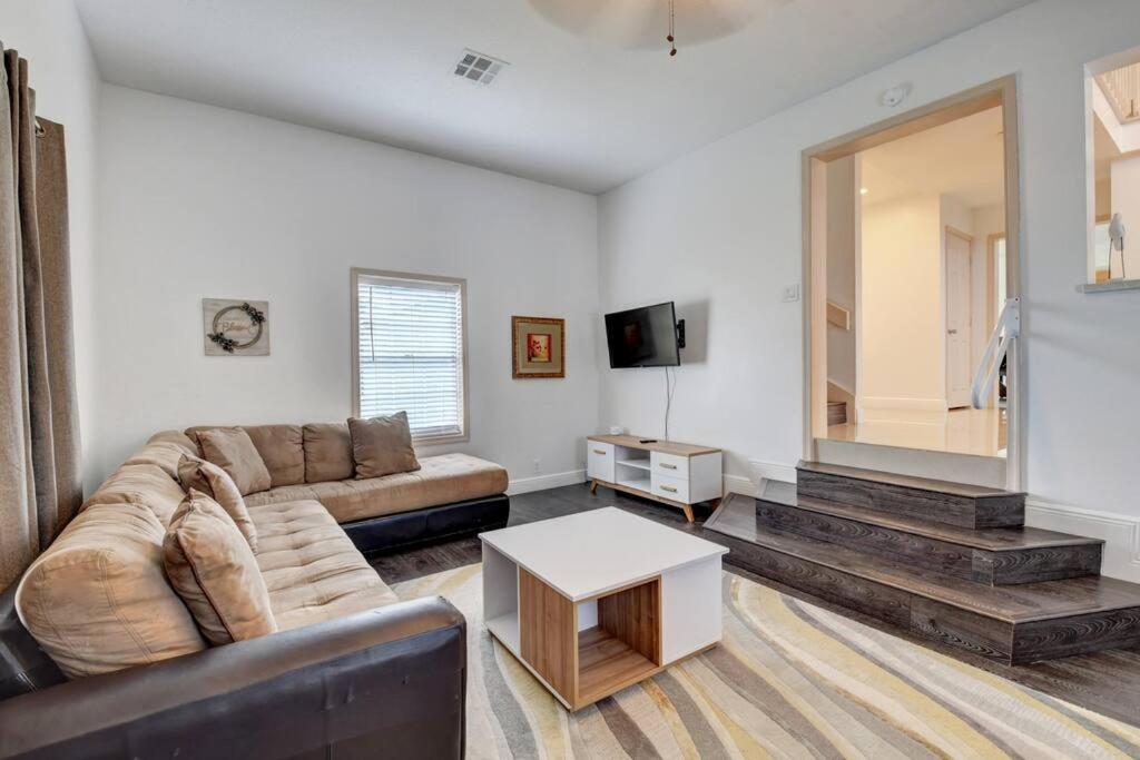 5 Bedroom Mansion With Pool And Non-heated Jacuzzi Games In Boynton * Boynton Beach
