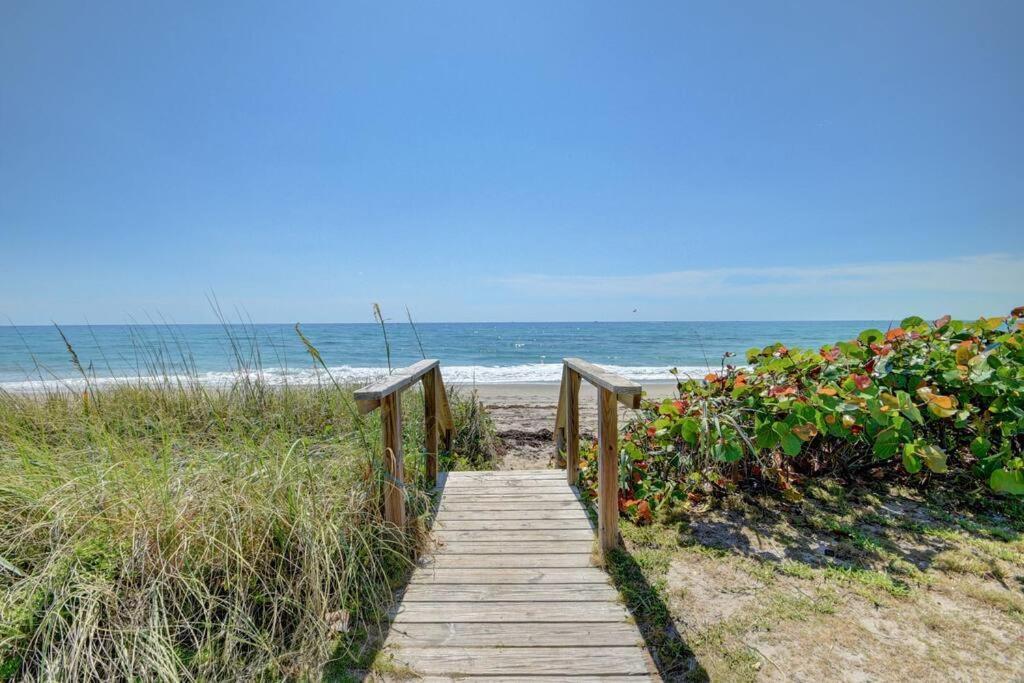 5 Bedroom Mansion With Pool And Non-heated Jacuzzi Games In Boynton Holiday home *