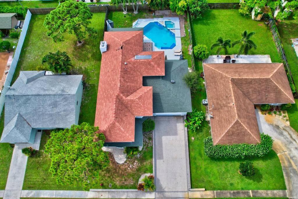 5 Bedroom Mansion With Pool And Non-heated Jacuzzi Games In Boynton * Boynton Beach