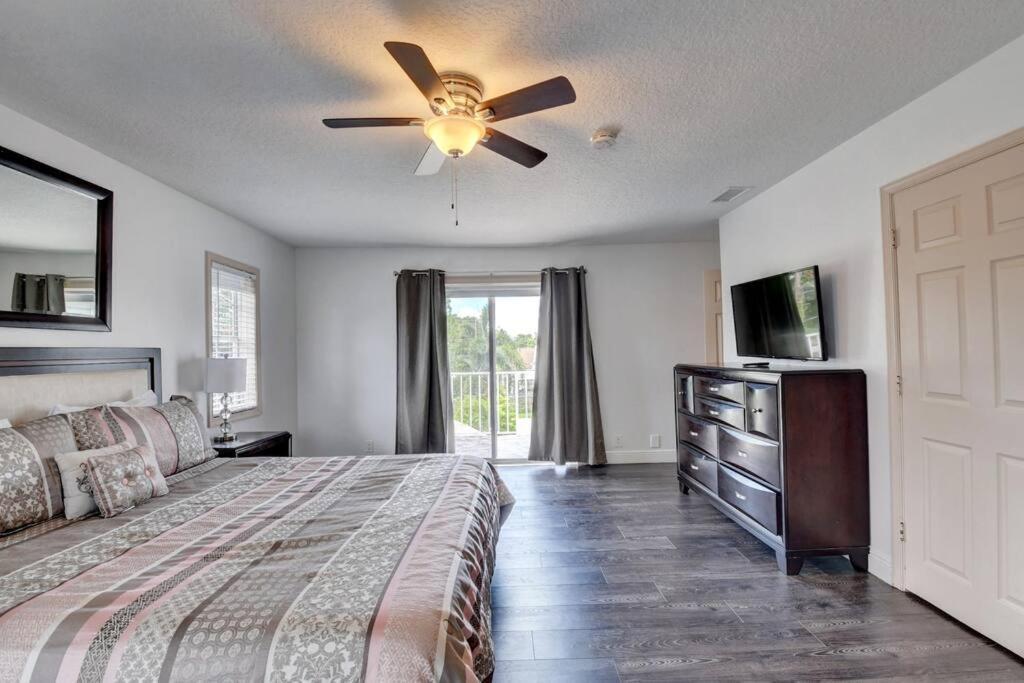 5 Bedroom Mansion With Pool And Non-heated Jacuzzi Games In Boynton Holiday home