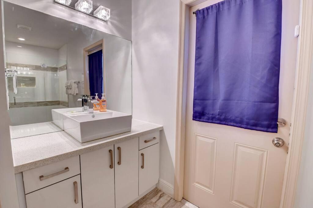 5 Bedroom Mansion With Pool And Non-heated Jacuzzi Games In Boynton