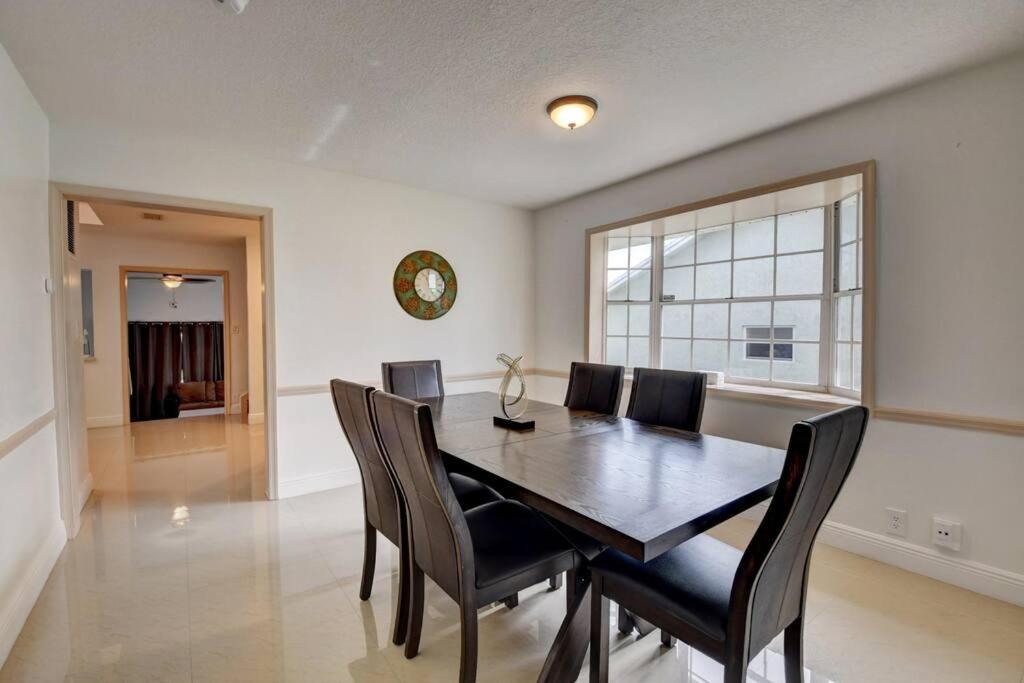 5 Bedroom Mansion With Pool And Non-heated Jacuzzi Games In Boynton Boynton Beach