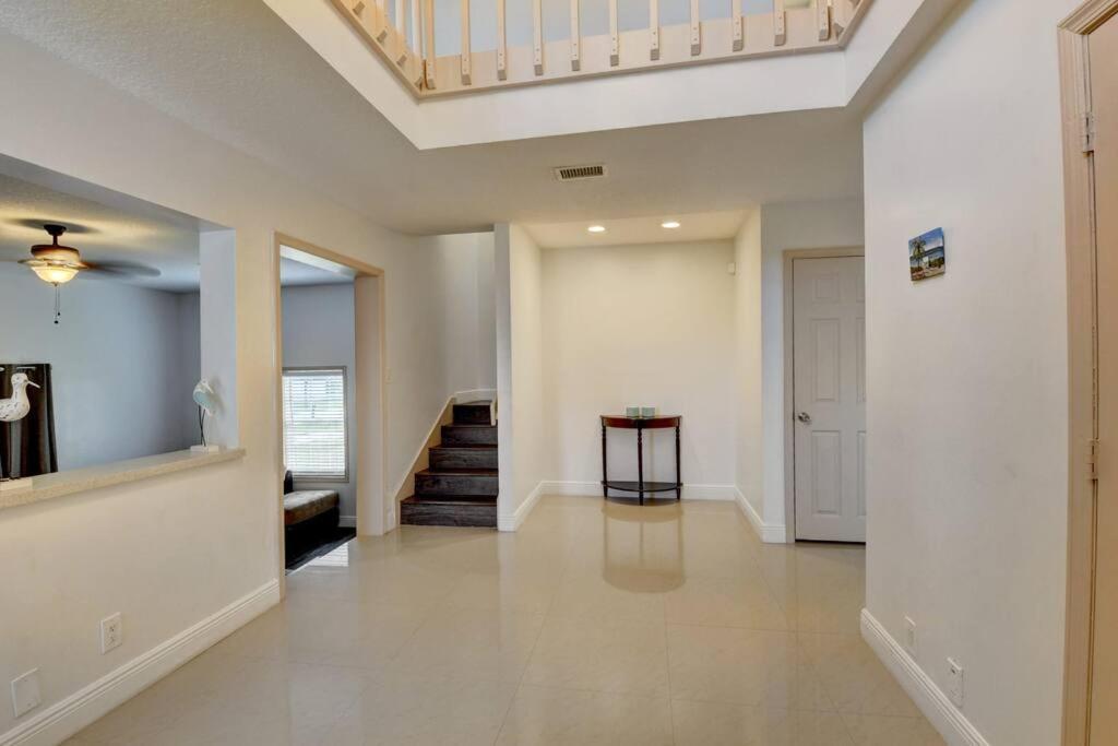 5 Bedroom Mansion With Pool And Non-heated Jacuzzi Games In Boynton Holiday home Boynton Beach