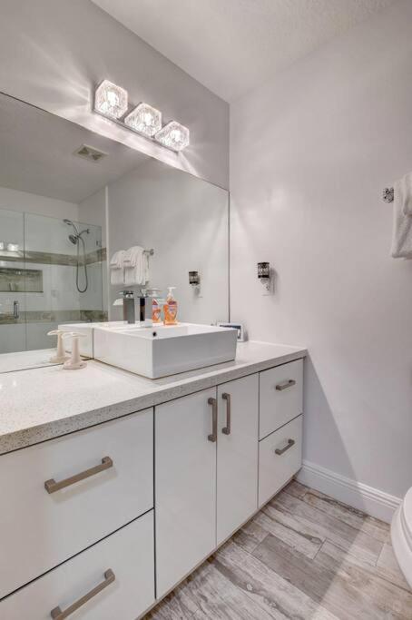 5 Bedroom Mansion With Pool And Non-heated Jacuzzi Games In Boynton Boynton Beach