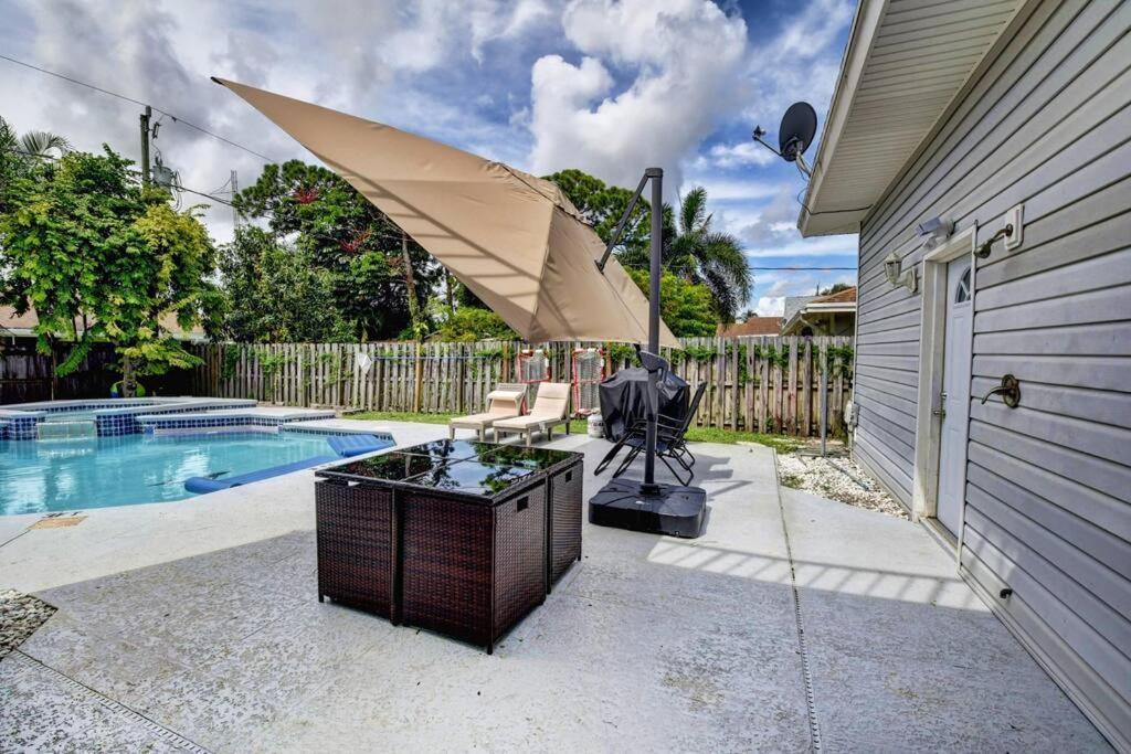 5 Bedroom Mansion With Pool And Non-heated Jacuzzi Games In Boynton Boynton Beach