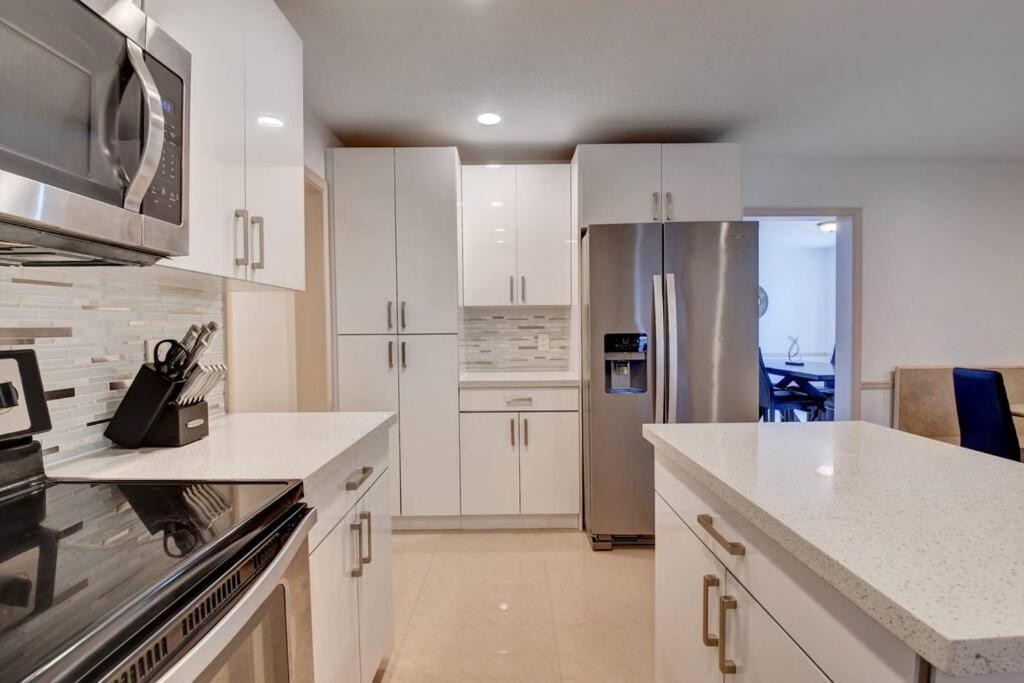 5 Bedroom Mansion With Pool And Non-heated Jacuzzi Games In Boynton * Boynton Beach