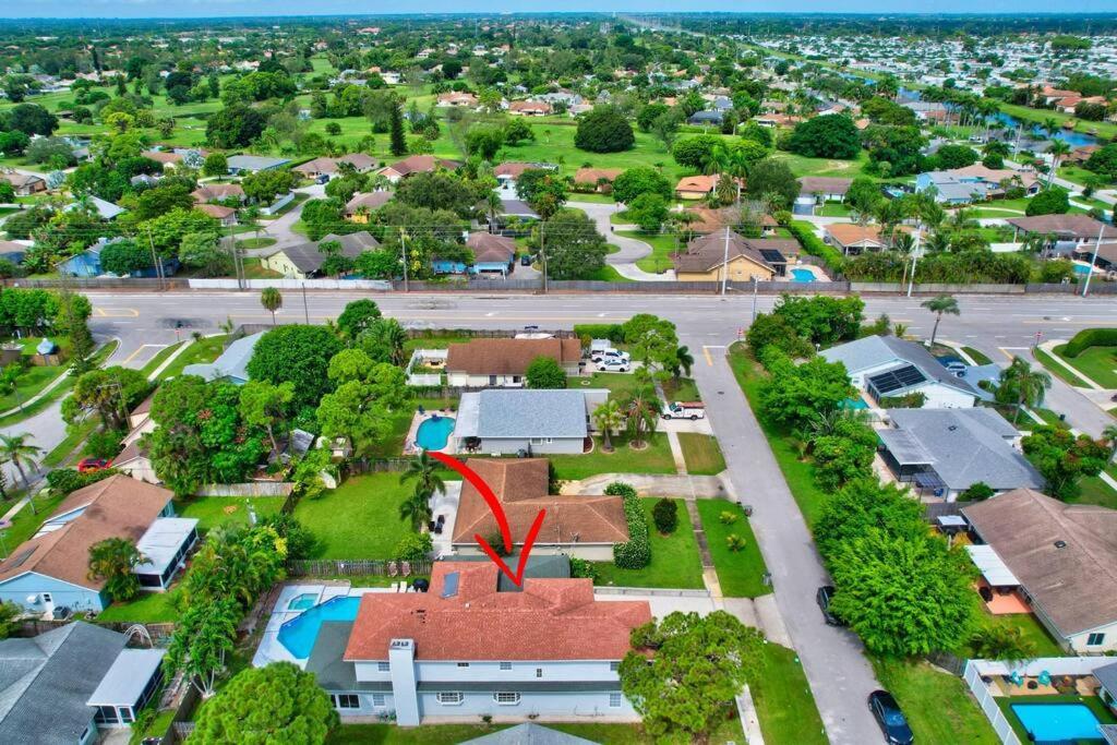 5 Bedroom Mansion With Pool And Non-heated Jacuzzi Games In Boynton Holiday home Boynton Beach