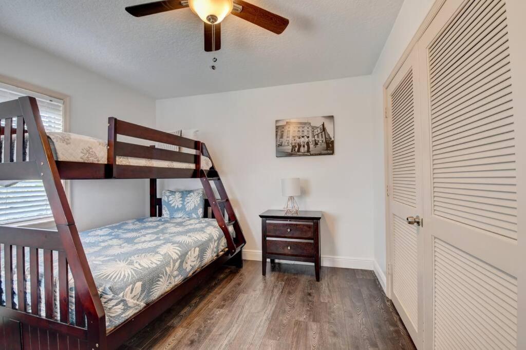 5 Bedroom Mansion With Pool And Non-heated Jacuzzi Games In Boynton *