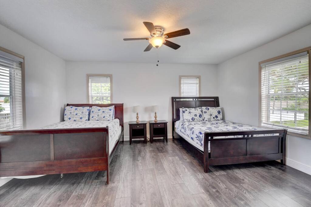 5 Bedroom Mansion With Pool And Non-heated Jacuzzi Games In Boynton Holiday home