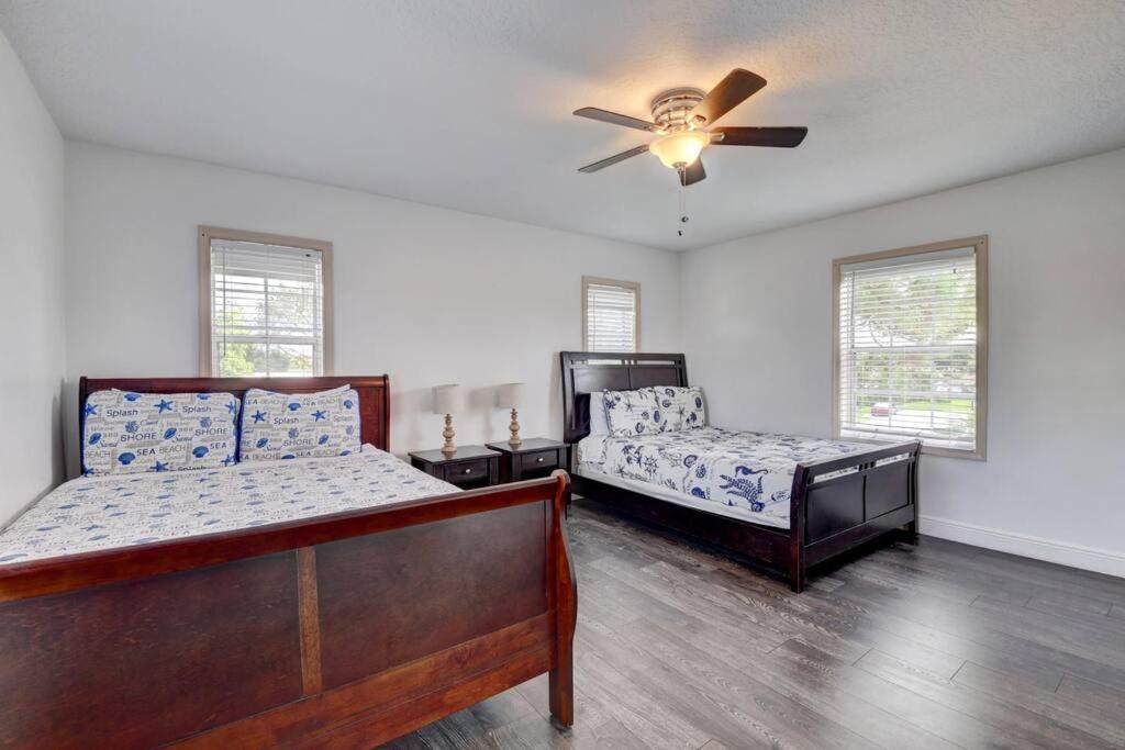 5 Bedroom Mansion With Pool And Non-heated Jacuzzi Games In Boynton Holiday home *