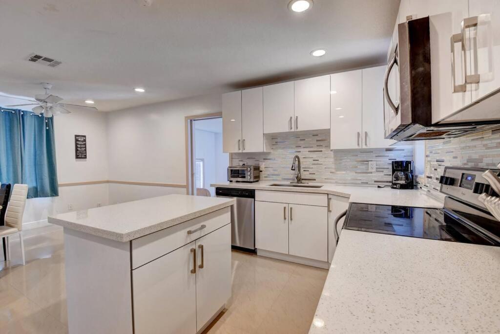 5 Bedroom Mansion With Pool And Non-heated Jacuzzi Games In Boynton *