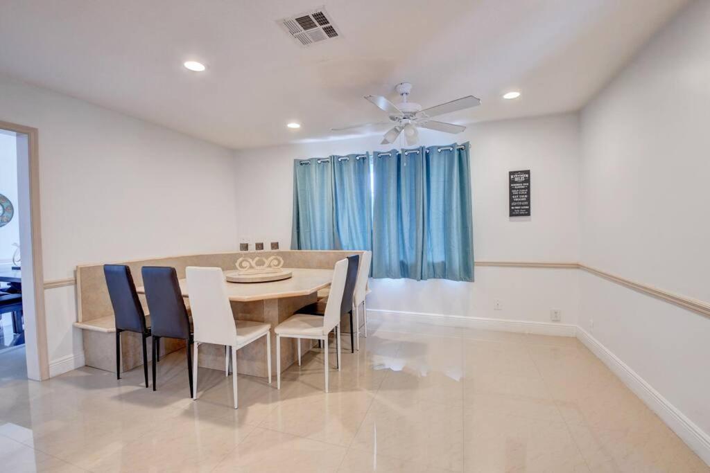 5 Bedroom Mansion With Pool And Non-heated Jacuzzi Games In Boynton Holiday home *