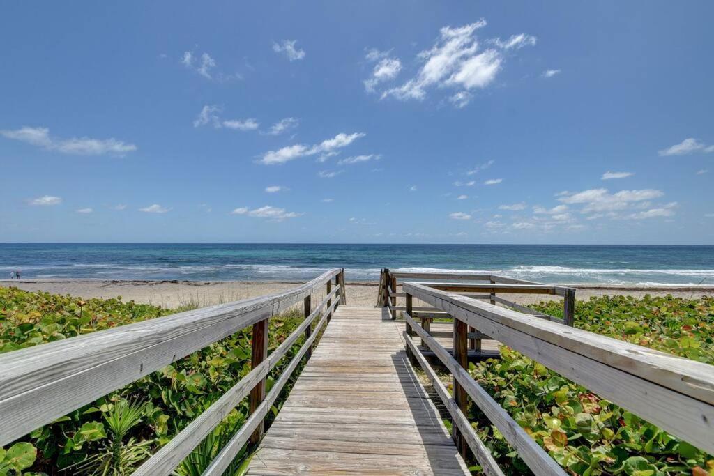 5 Bedroom Mansion With Pool And Non-heated Jacuzzi Games In Boynton Holiday home Boynton Beach